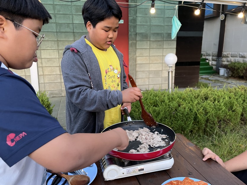 이번 캠프에서는 학생들이 직접 타코를 만들어서 먹었습니다. 처음 해보는 음식이지만 서로 해야할 일을 분담하고 협력해서 맛있는 저녁을 만들어 먹을 수 있었습니다.